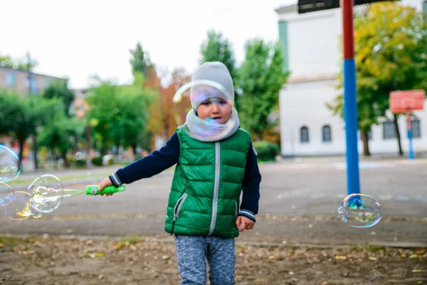 Niño jugando con burbujas de jabón — Foto de Stock