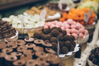 çikolata şekerleme olan mağaza sayaç