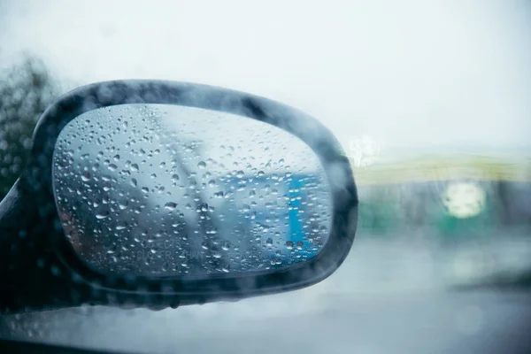 Gotas de lluvia en el espejo retrovisor del coche . —  Fotos de Stock