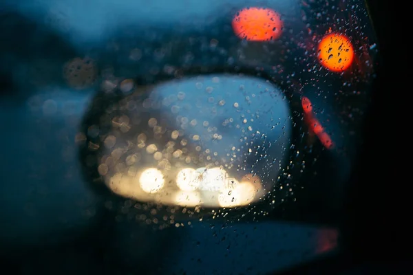 Regentropfen am Rückspiegel des Autos. — Stockfoto