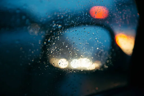 Gotas de chuva no retrovisor do carro . — Fotografia de Stock