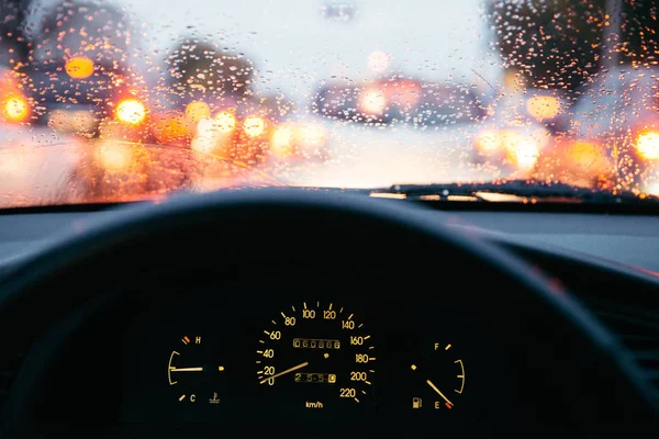 Gotas de lluvia en el parabrisas del coche — Foto de Stock