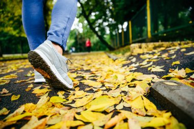 Sonbahar yaprakları yürüyüş ayak ayakkabı