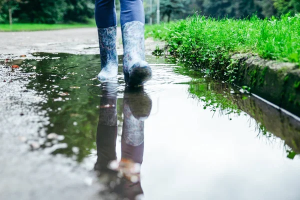 Donna gambe a piedi da pozzanghera — Foto Stock