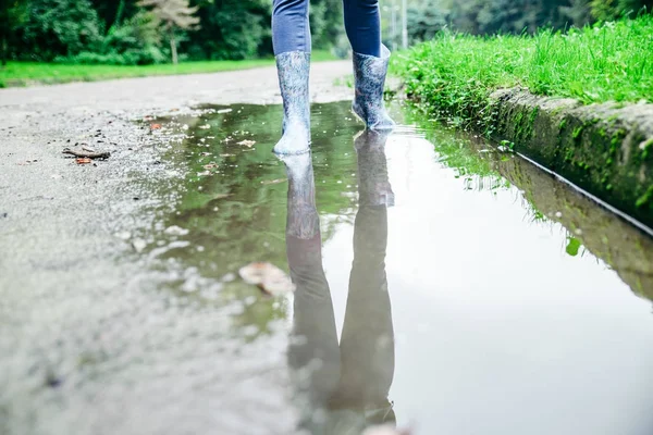 Donna gambe a piedi da pozzanghera — Foto Stock