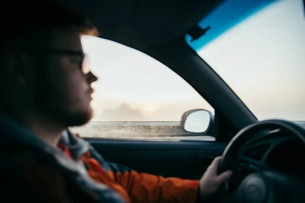 Uomo guida auto nella nebbia — Foto Stock