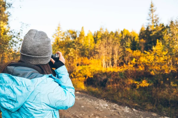 Femeia care fotografiază mointainele carpatice de toamnă — Fotografie, imagine de stoc