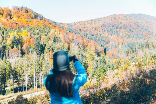 Femeia care fotografiază mointainele carpatice de toamnă — Fotografie, imagine de stoc