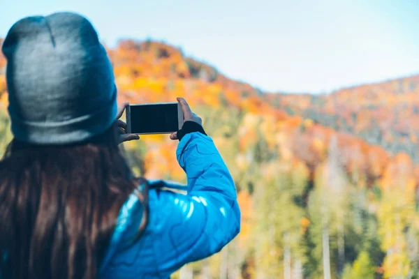 Frau fotografiert die herbstlichen Karpatenberge — Stockfoto