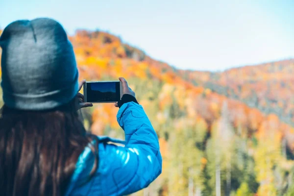 Frau fotografiert die herbstlichen Karpatenberge — Stockfoto