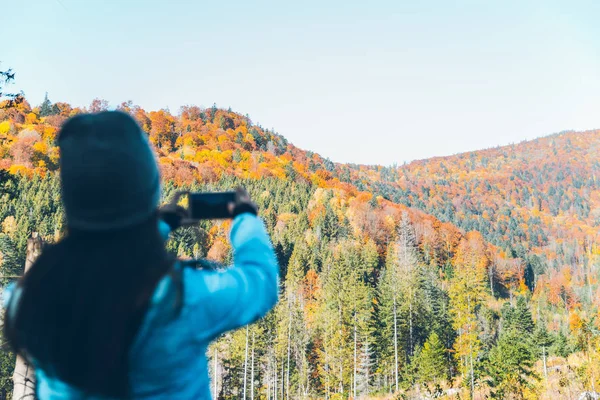 Donna scattare foto dei mointains carpatici autunno — Foto Stock