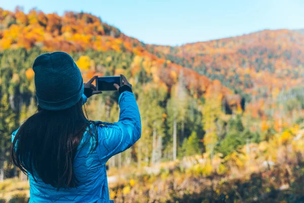Donna scattare foto dei mointains carpatici autunno — Foto Stock