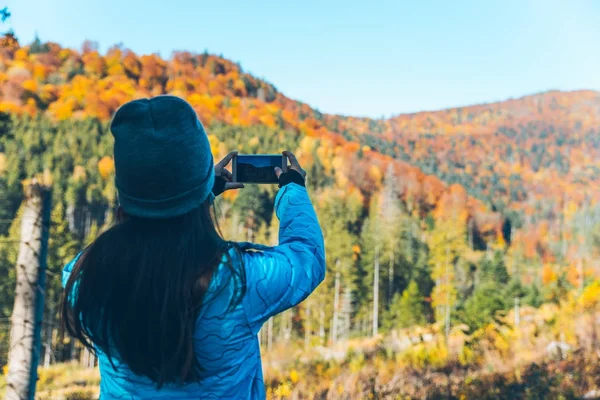 Femeia care fotografiază mointainele carpatice de toamnă — Fotografie, imagine de stoc