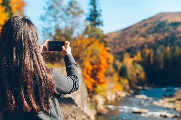 Frau beim Fotografieren von Karpatenbergen — Stockfoto