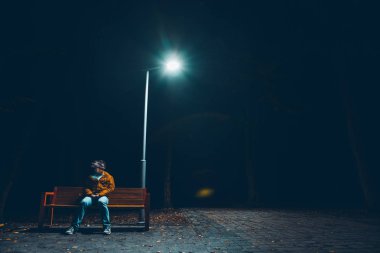 deli adam sitiing banch üzerinde