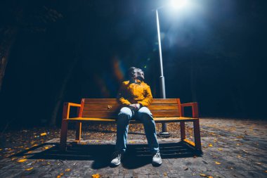 deli adam sitiing banch üzerinde