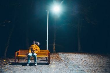 deli adam sitiing banch üzerinde