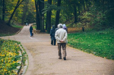 eski sonbahar park ile yürüyen adam
