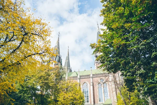 Gamla kyrkan med gult höstträd framför — Stockfoto