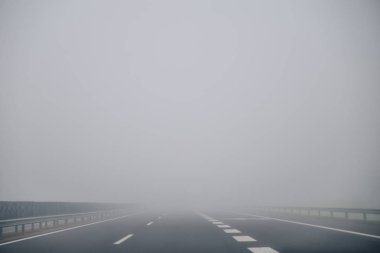 Sisli zaman karayolu