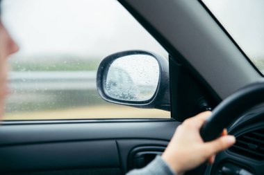 Araba ayna üstünde su damlaları