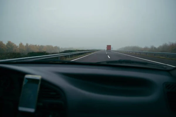 Snelweg in mist uitzicht vanaf auto — Stockfoto