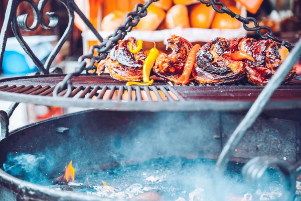 Rundsteaks op de grill met vlammen — Stockfoto