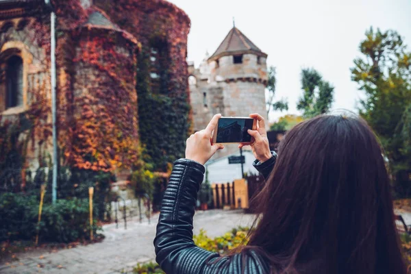 若くて幸せ観光女性写真の古い城します。 — ストック写真