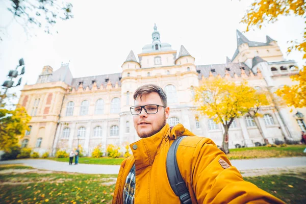 Mann macht Selfi vor Schloss — Stockfoto