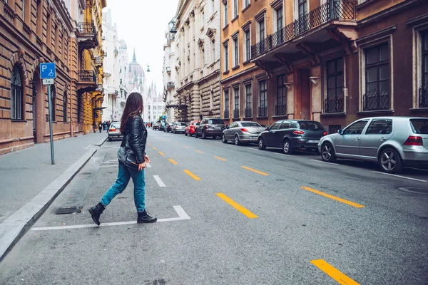 Жінка перетинає дорогу в старому європейському місті — стокове фото