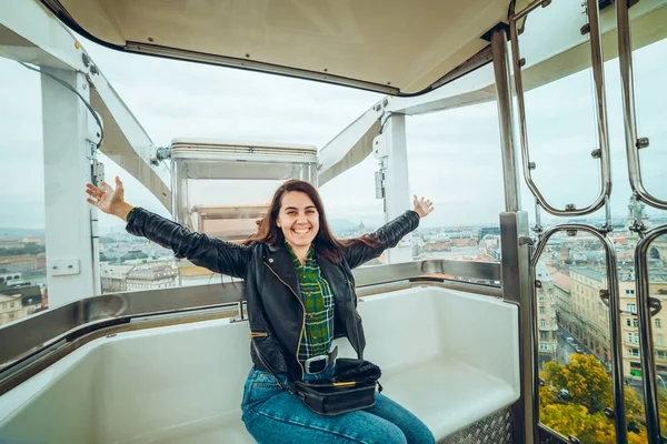 Krásná dívka focením na ruské kolo na telefonu — Stock fotografie