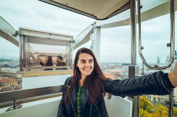 Šťastná žena selfie v Prátru — Stock fotografie