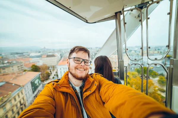 Muž s ženou v Prátru s selfie — Stock fotografie