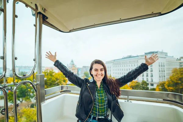 Krásná dívka focením na ruské kolo na telefonu — Stock fotografie