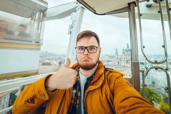 Mann am Riesenrad macht ein Selfie — Stockfoto