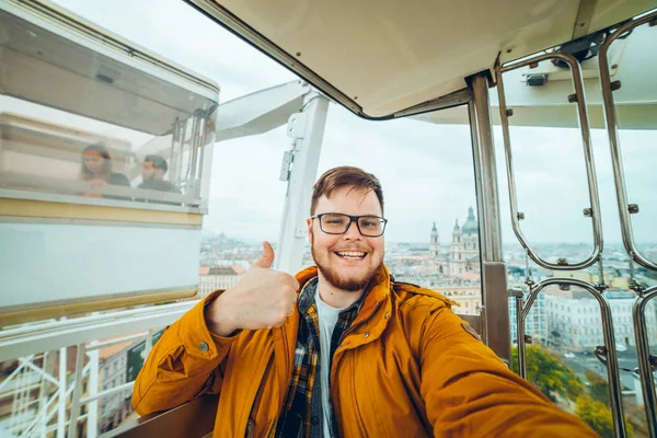 Mann am Riesenrad macht ein Selfie — Stockfoto