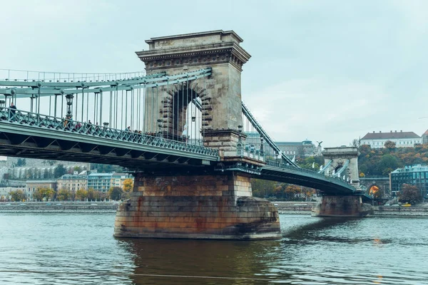 Pohled na Řetězový most Szechenyi z Dunaje. Budapešť, Maďarsko. — Stock fotografie