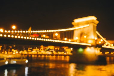 Parlak şehir ışıkları ile arka plan bulanık