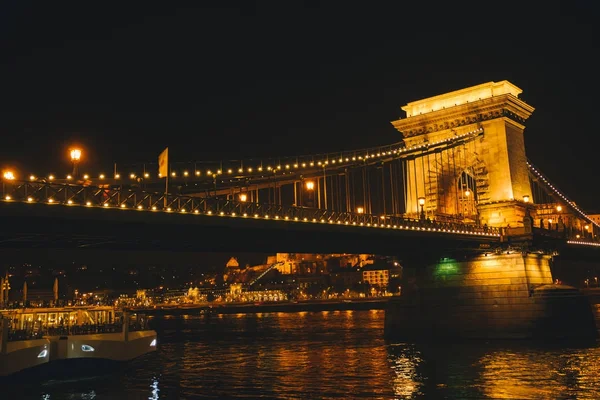 Il Ponte delle Catene a Budapest, Ungheria di notte — Foto Stock