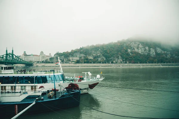 Manhã perto do rio na cidade eauropeana — Fotografia de Stock