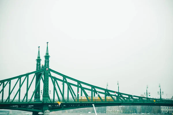 Ponte velha em Budapeste durante nevoeiro — Fotografia de Stock