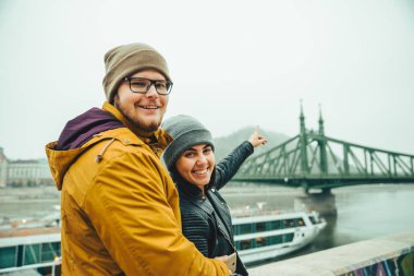 sisli sabah Nehri yakınında dururken işaret eden adam