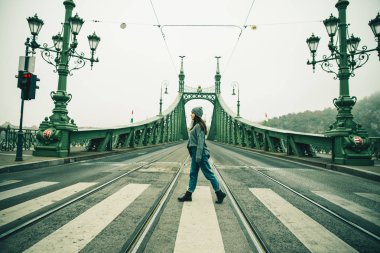 Eski Avrupa şehri yol çapraz yürüyen genç güzel woamn