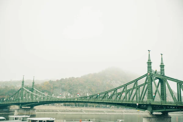 Ponte velha em Budapeste durante nevoeiro — Fotografia de Stock