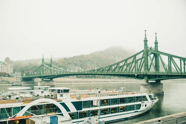 Gamla bron i Budapest under dimma — Stockfoto