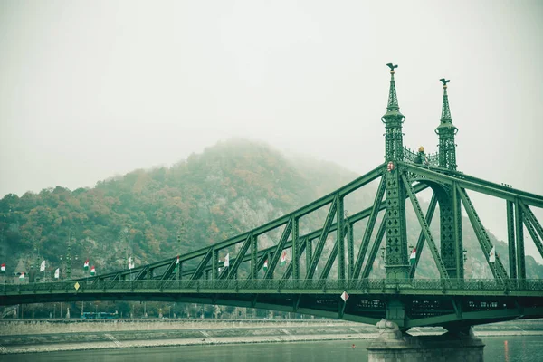 Ponte velha em Budapeste durante nevoeiro — Fotografia de Stock