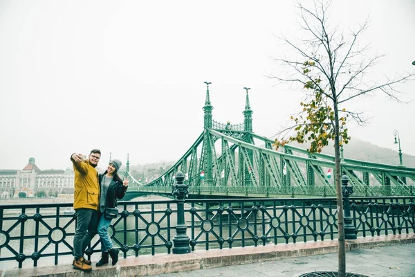 Couple taking selfe near old bridge in the morning — Stock Photo, Image