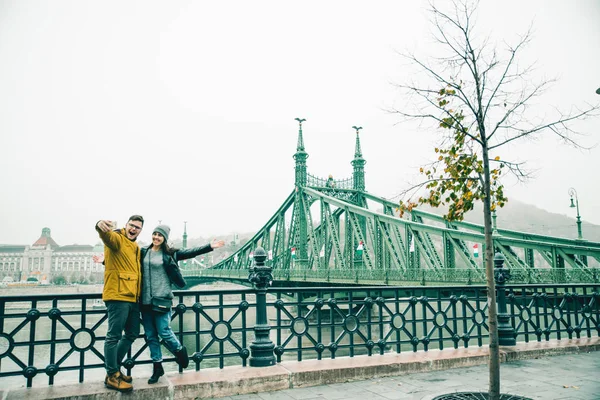 朝の古い橋の近くのカップル撮影 selfe — ストック写真