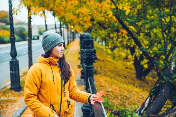 Sarı yaprakların sokak tam sonbahar yürüyen kadın — Stok fotoğraf