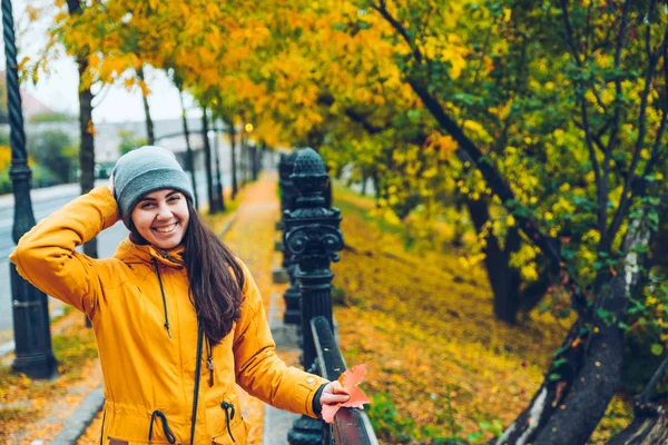 Sarı yaprakların sokak tam sonbahar yürüyen kadın — Stok fotoğraf